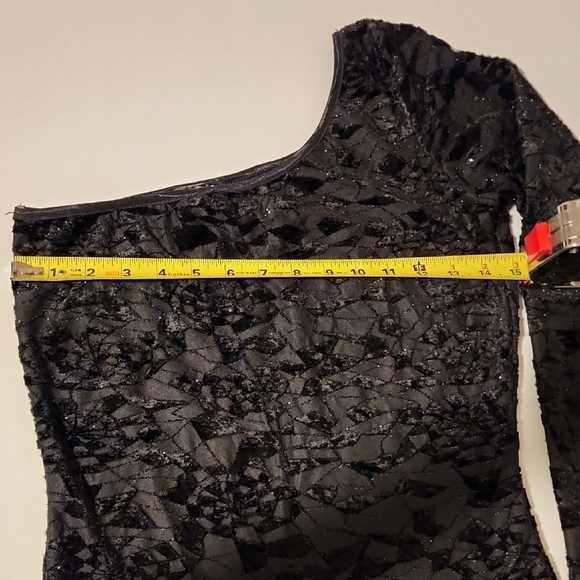 Sexy, One-Shoulder With Sleek Silhouette In Size M - Picture 5 of 5